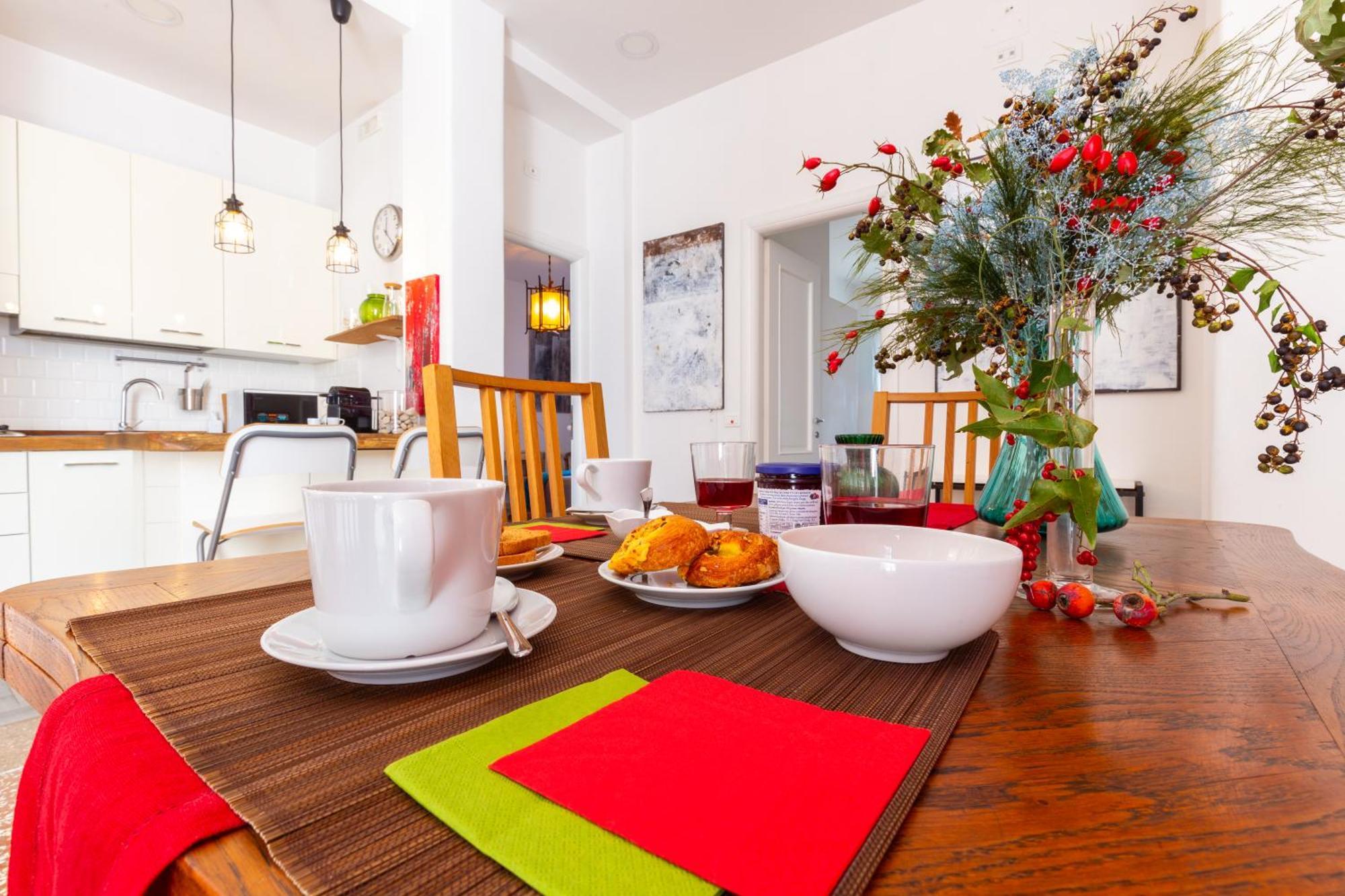 Sunny Charming 3 Bdr, 3bath *