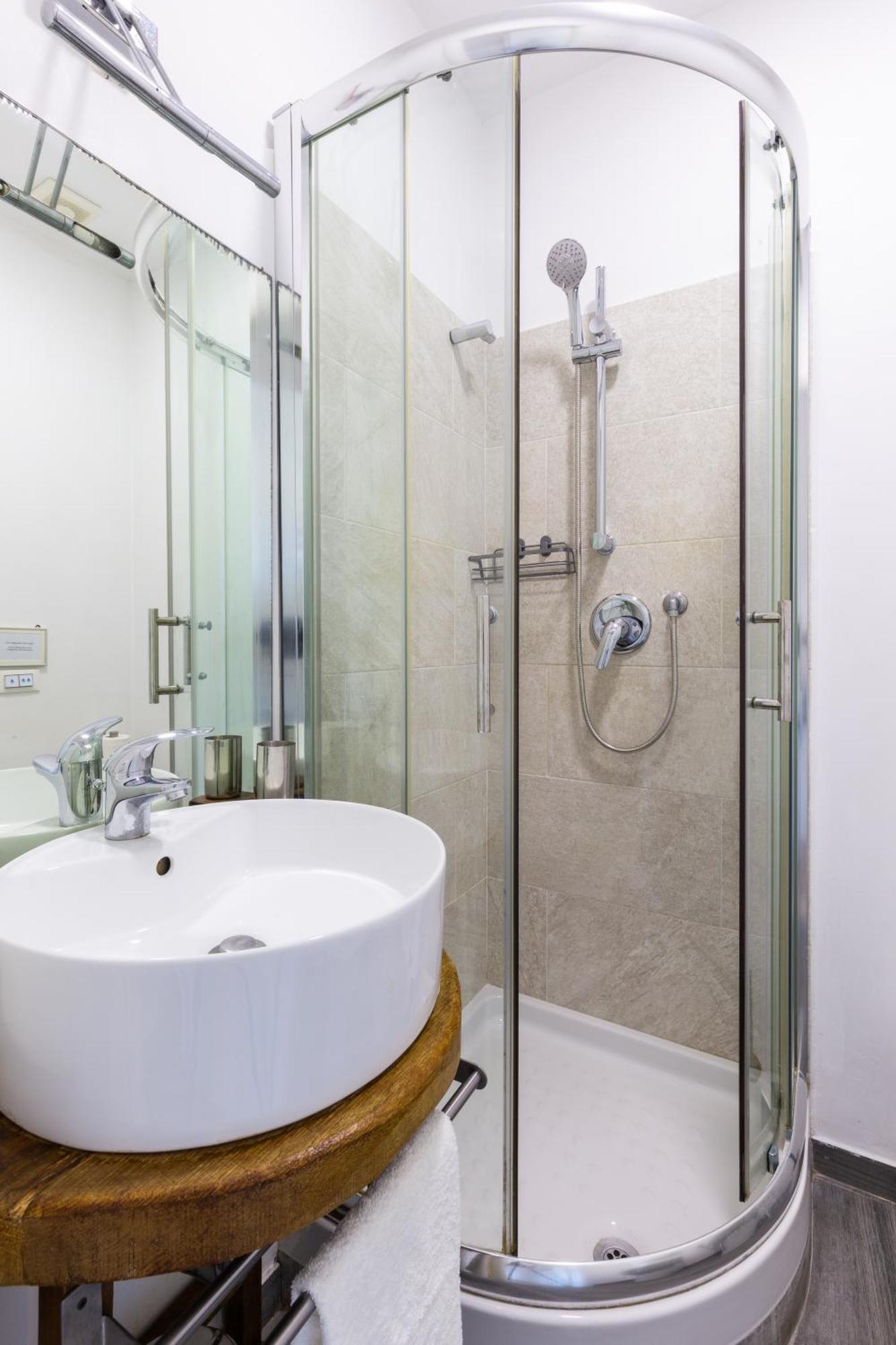 Sunny Charming 3 Bdr, 3bath Apartment *