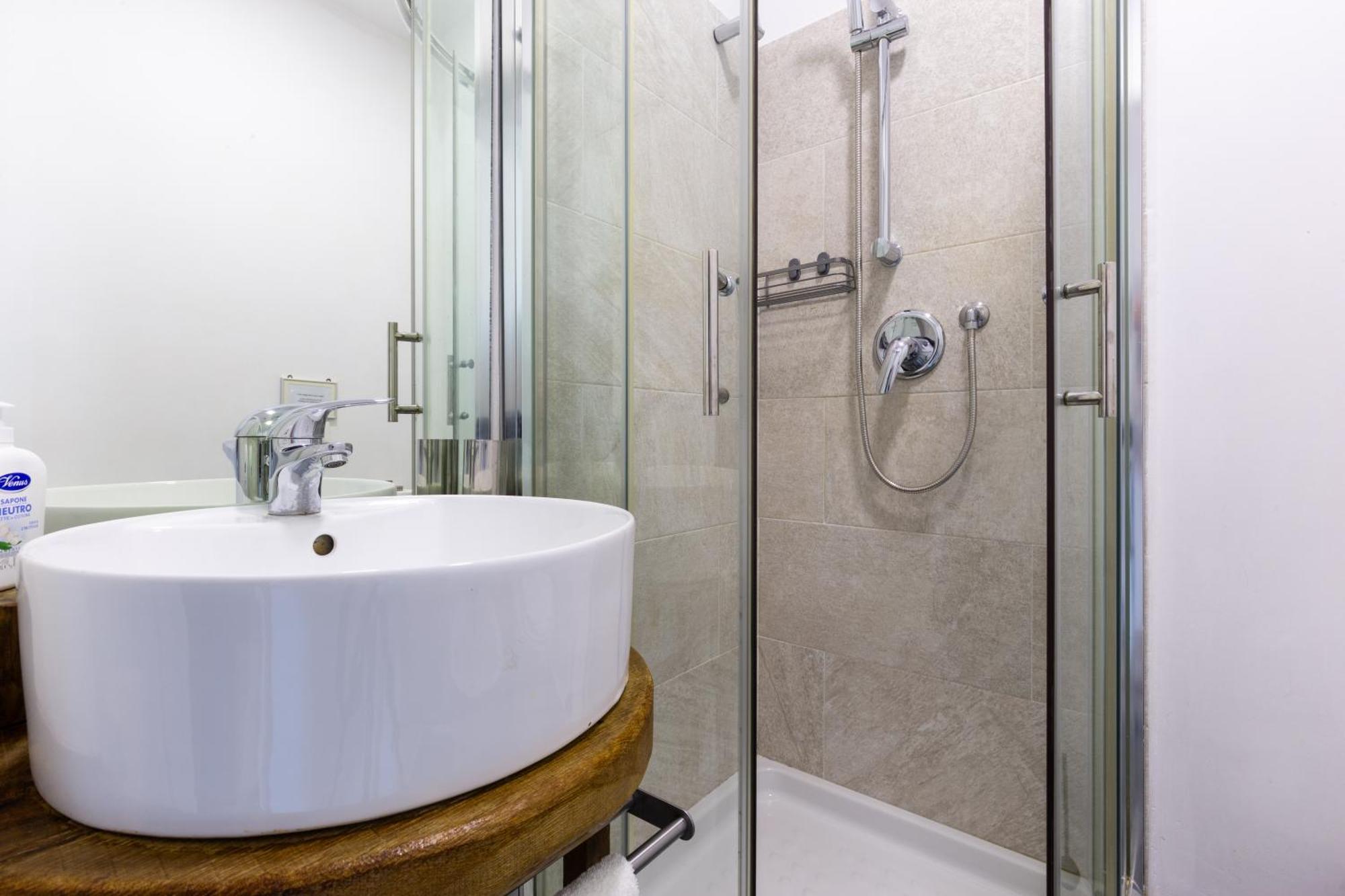 Sunny Charming 3 Bdr, 3bath Apartment *