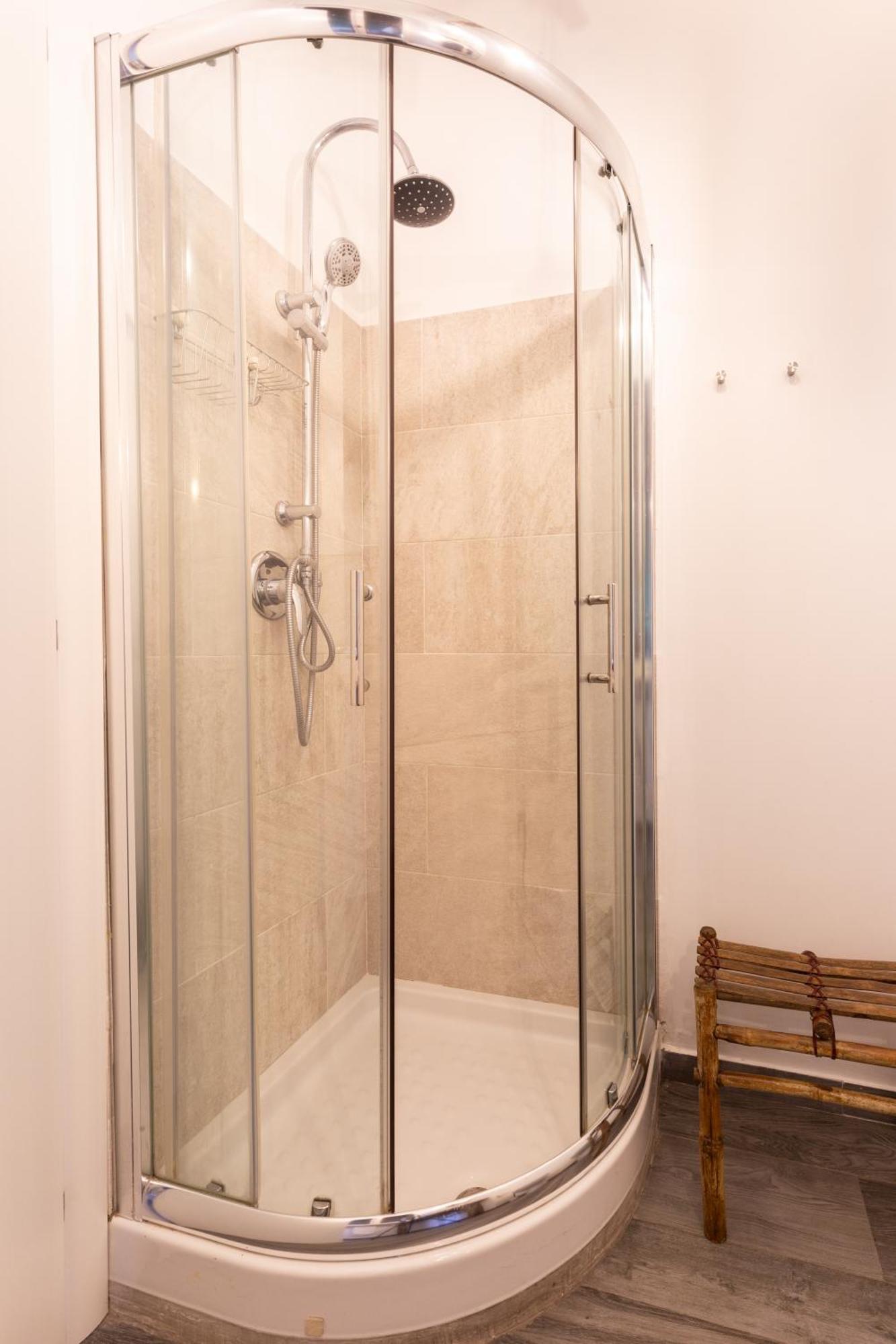 Sunny Charming 3 Bdr, 3bath * Rom