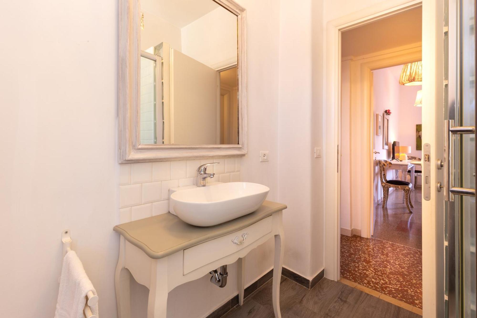 Sunny Charming 3 Bdr, 3bath Apartment