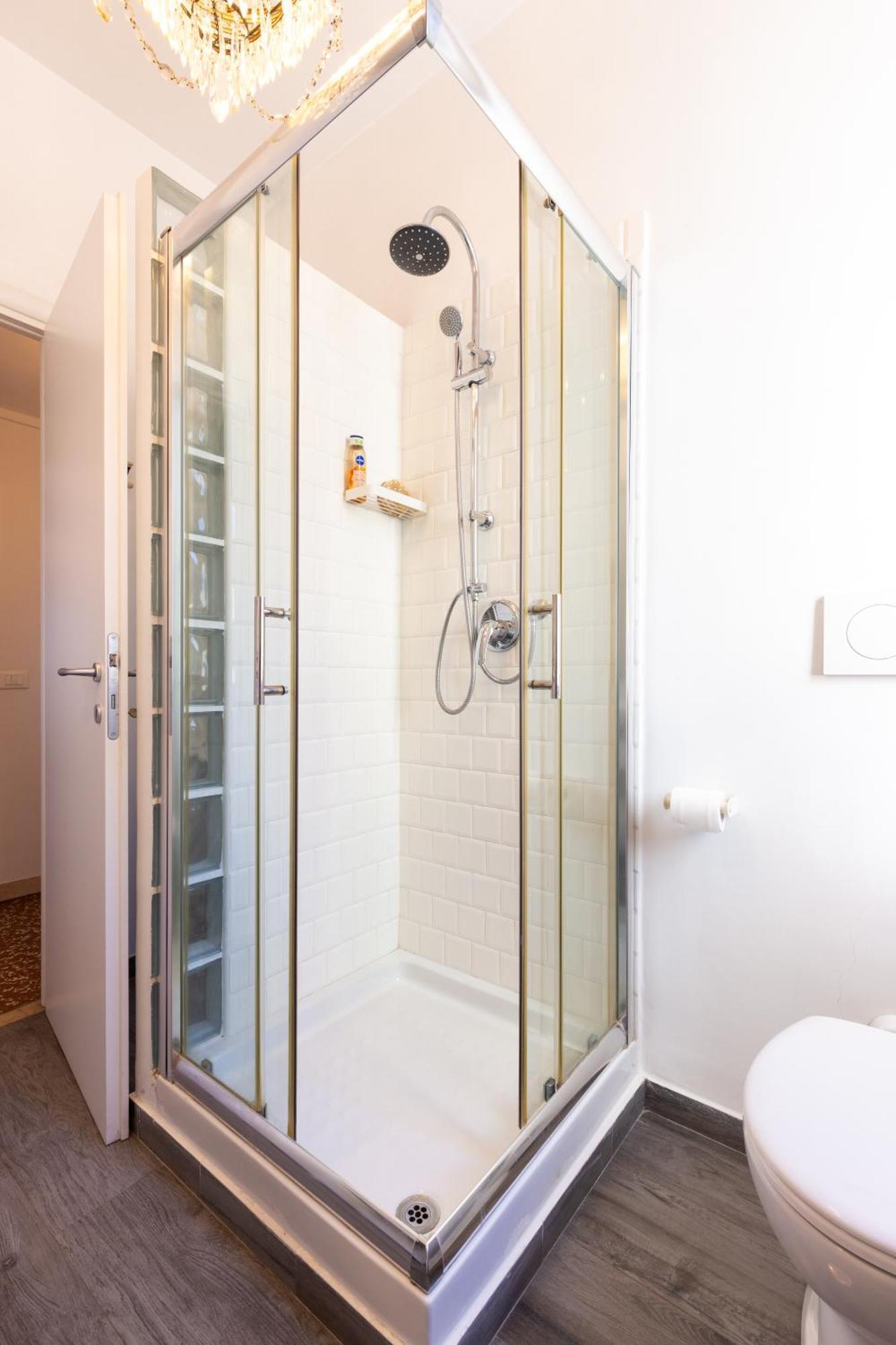 Apartment Sunny Charming 3 Bdr, 3bath Rom