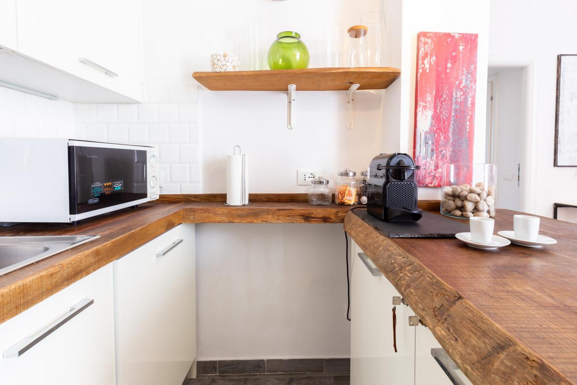 Sunny Charming 3 Bdr, 3bath * Rom