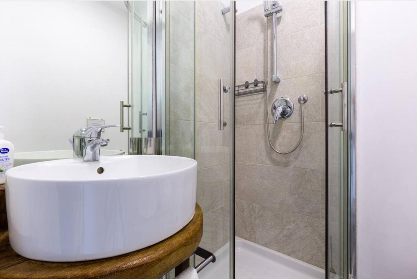 Sunny Charming 3 Bdr, 3bath Apartment *